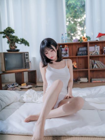 女人脱了内裤趴开腿让男躁动态图