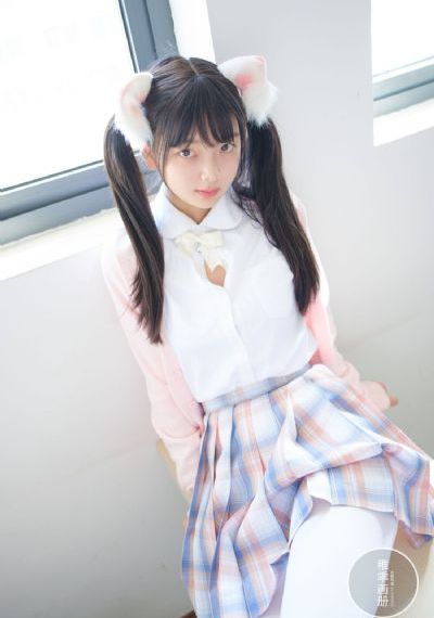 兄妹看电视时当着父母
